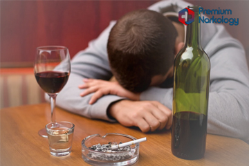 Мужчина уснул возле алкоголя