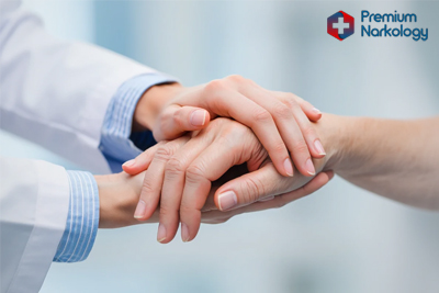 Врач держит руку пациента